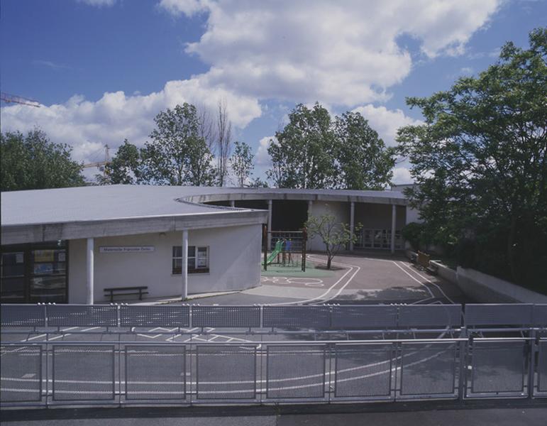 Vue de l'aile nord et de l'espace récréatif intérieur de l'école.