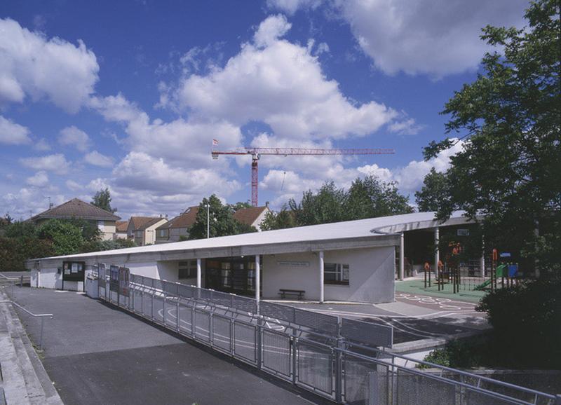 Vue partielle de l'aile nord de l'école maternelle.
