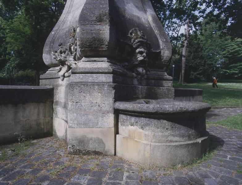 Fontaine en borne illustrant la gloire du roi Louis XV, autrefois sur le pont des Belles fontaines côté amont, replacée dans le parc du château de la Cour de France : vasque et mascarons.