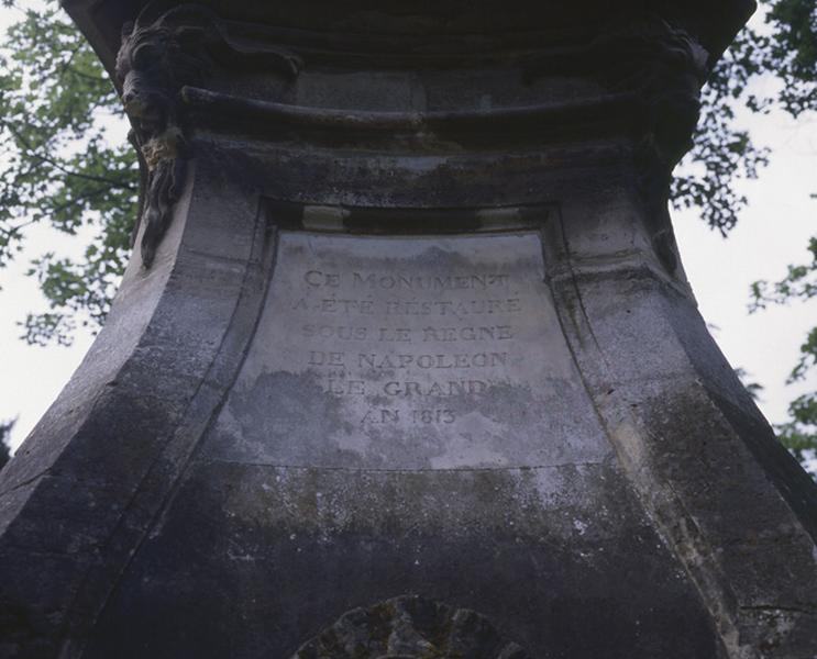 Fontaine en borne illustrant la gloire du roi Louis XV, autrefois sur le pont des Belles fontaines côté amont, replacée dans le parc du château de la Cour de France : plaque fixée sur le piédestal et commémorant la restauration des fontaines par l'empereur Napoléon 1er en 1815..