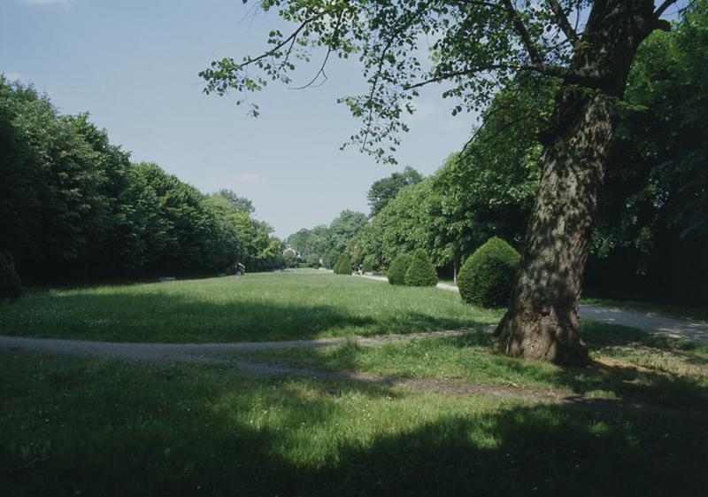 Parterre gazonné de la terrasse du parc.