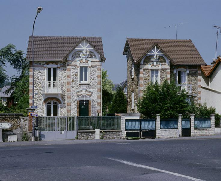 Vue d'ensemble des maisons jumelles.