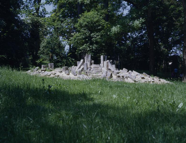 Vue d'ensemble du groupe sculpté par Michel Fargeot vers 1980 dans le parc aux oiseaux, rue Camille-Flammarion.