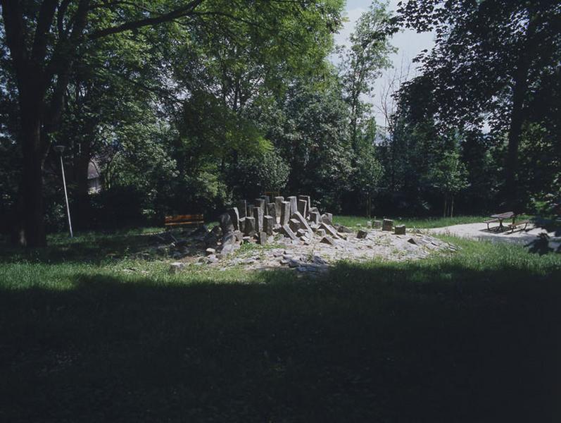 Vue d'ensemble du groupe sculpté par Michel Fargeot vers 1980 dans le parc aux oiseaux, rue Camille-Flammarion.