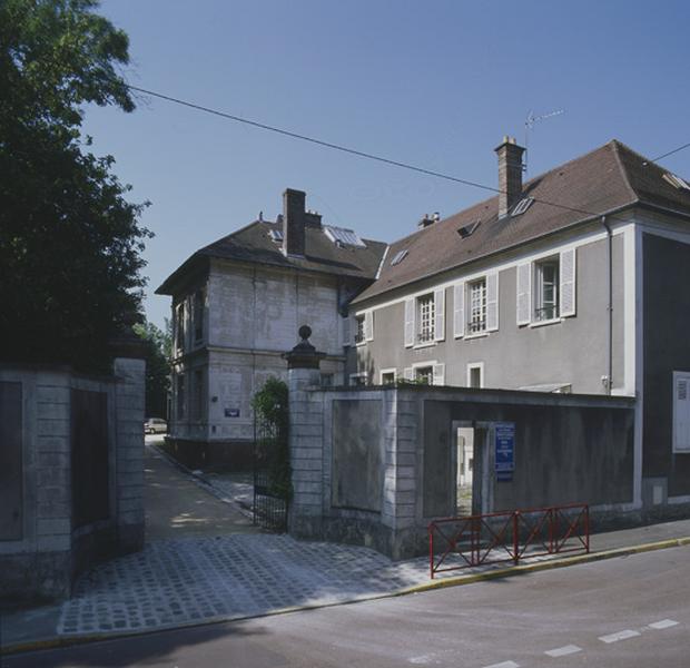 Façade côté parc du petit château de la Cour de France vue du portail d'accès ouvrant sur la rue de l'Observatoire.