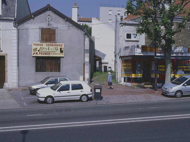 Ancienne maréchalerie installée en bordure de route, devenue atelier de serrurerie : façade actuelle de la serrurerie Prunier.