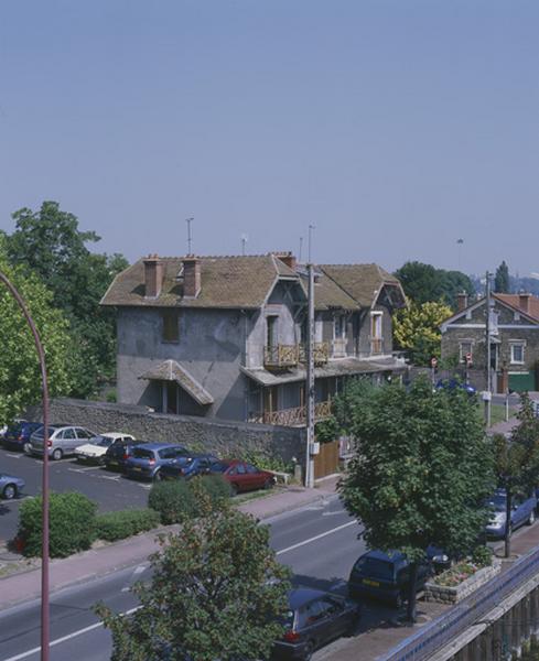 Façades sur le quai des maisons jumelles vues du pont routier enjambant la Seine.