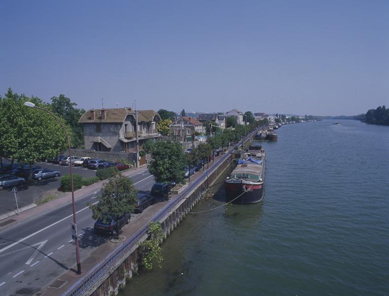 Le quai Jean-Pierre-Timbaud, - autrefois quai de l'Industrie -, vu du pont routier, avec le plan d'eau de la Seine.