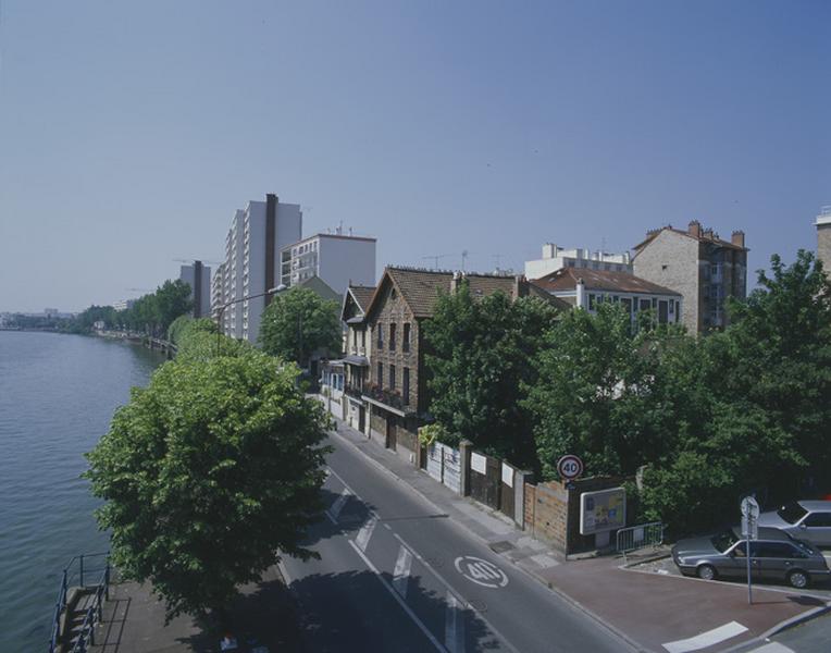 Le quai Gambetta vu du pont routier, avec le plan d'eau de la Seine.