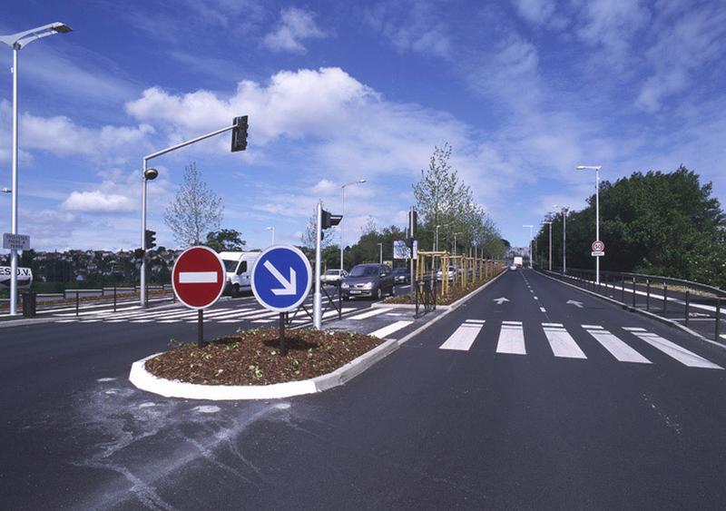 La R.N.7 aux portes de Viry-Châtillon, au niveau du pont des Belles fontaines, après les plantations paysagères de 2007.