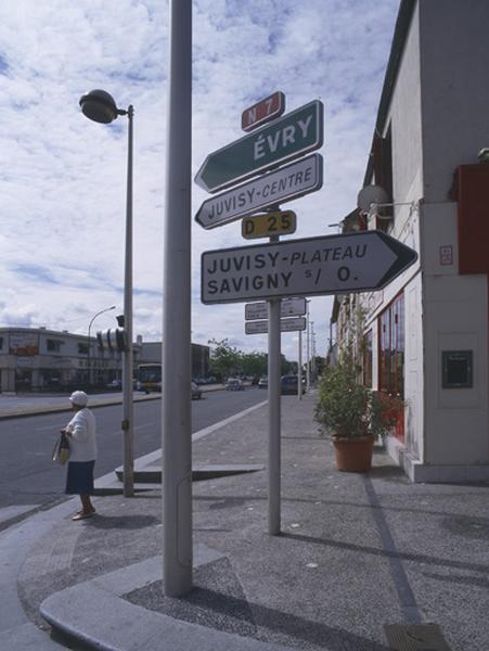 Signalisation routière portant la mention R.N.7 après la départementalisation de cette section de la route autrefois nationale.