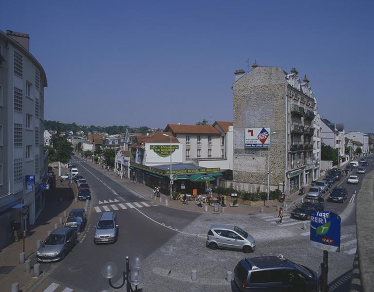 Perspective de l'intersection de l'avenue d'Estienne d'Orves - autrefois avenue de l'hôtel de ville - avec la rue des Gaulois, vue depuis le pont routier en direction de la place du Général-Leclerc.