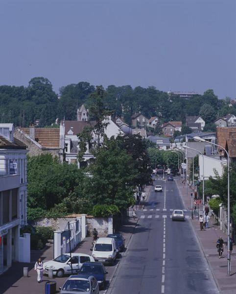 Perspective de l'avenue d'Estienne d'Orves, - autrefois avenue de l'hôtel de ville -, vue depuis le pont routier en direction de la place du Général-Leclerc et de l'église Notre-Dame.