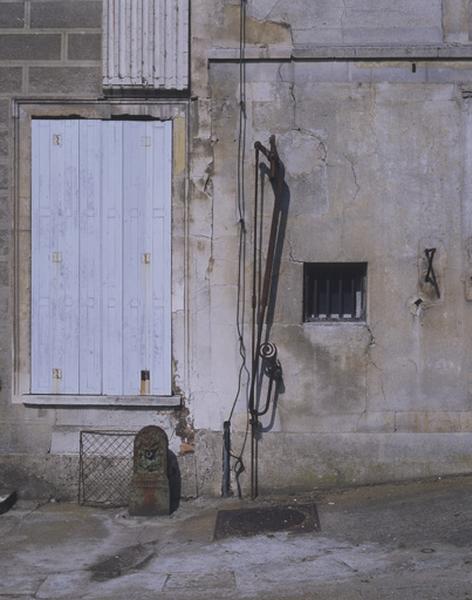 La fontaine de l''ancien bâtiment de la maréchalerie du relais de poste de Fromenteau.