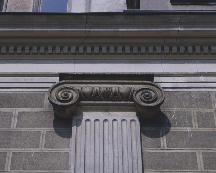 Détail du décor de la façade de l'observatoire Camille-Flammarion côté parc.