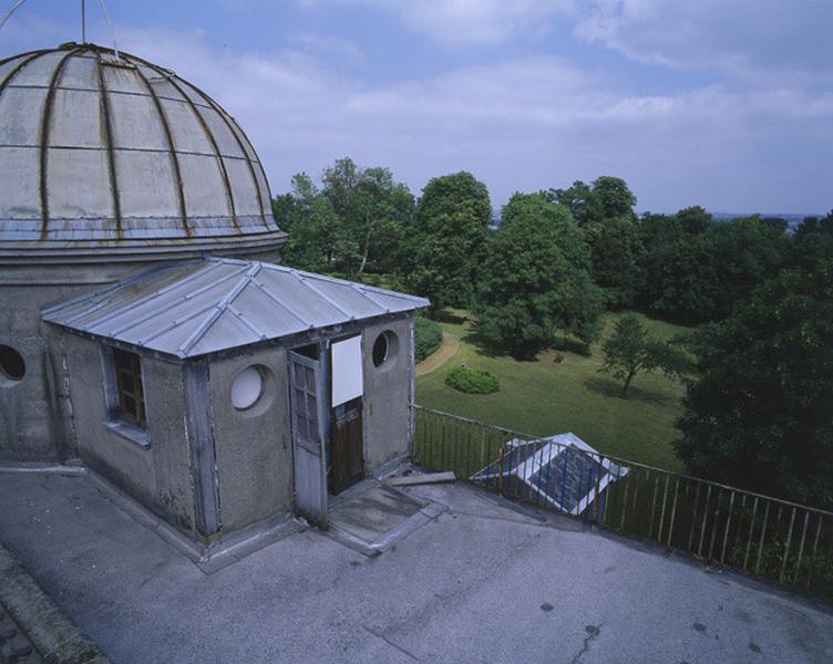 La coupole abritant la lunette astronomique sur la terrasse de l'observatoire Camille-Flammarion.