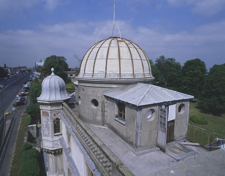 La coupole abritant la lunette astronomique sur la terrasse de l'observatoire Camille-Flammarion, avec, à l'arrière-plan, le parc et la R.N. 7.