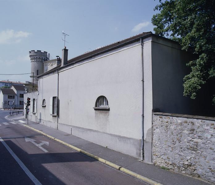 L'aile des communs, - anciennes écuries et remises - de l'observatoire Camille-Flammarion vue de la rue.