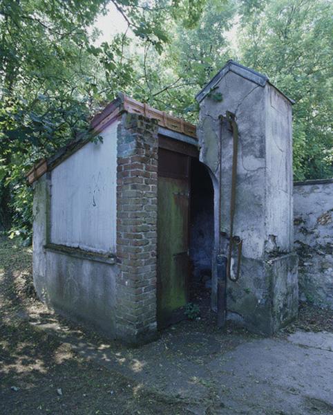 La fontaine du puits de l'ancienne ferme de Fromenteau dans le parc de l'observatoire Camille-Flammarion.