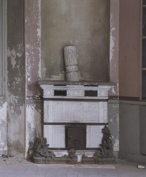 Poële de faïence dans un salon du rez-de-chaussée.