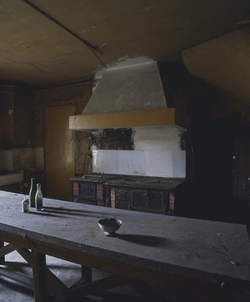 La cuisine : la table et le foyer.