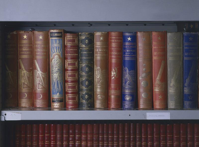 Oeuvres de Camille Flammarion conservées dans la bibliothèque de l'observatoire.