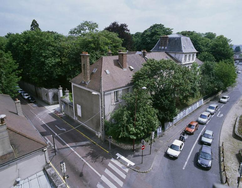 Ensemble du petit château de la Cour de France vu des toits de l'observatoire Camille-Flammarion.