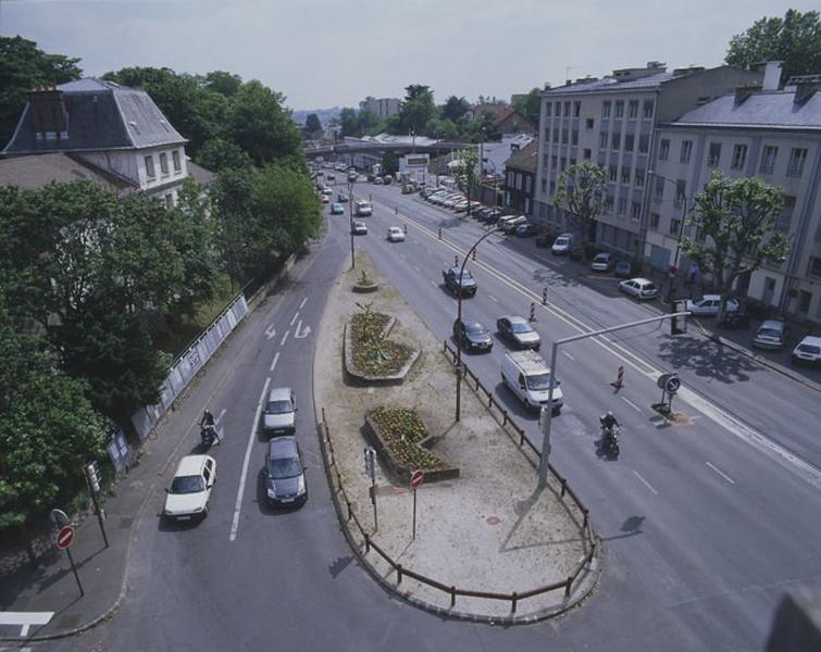 Carrefour aménagé sur la R.N. 7 au niveau de la rue de l'Observatoire.