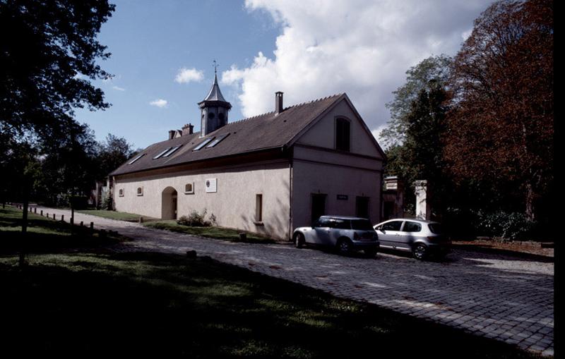 Vue des communs situés à l'entrée de la propriété (aujourd'hui salle 'Grange' de la base de loisirs du Port aux Cerises).