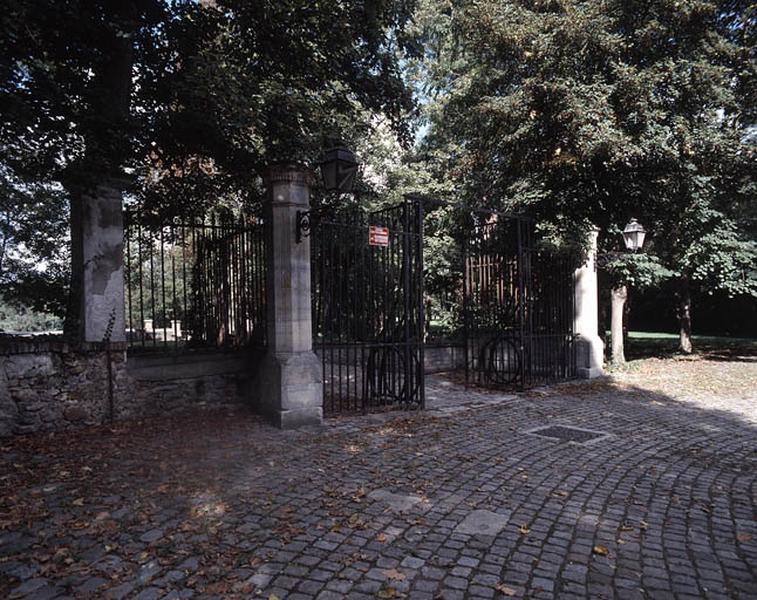 Le portail et l'entrée en demi-lune.