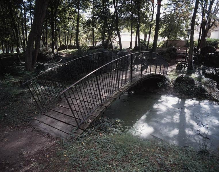 Petit pont au-dessus de la rivière artificielle qui entoure le château.