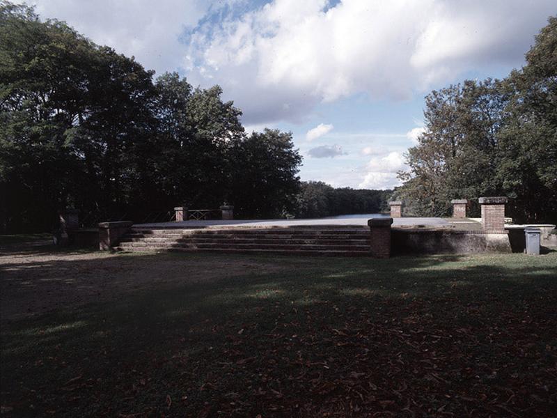 Plateforme constituant le soubassement de l'ancien château arasé en 1975.