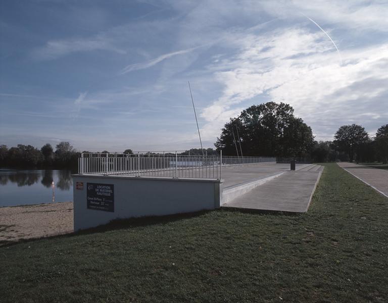 Centre nautique (dériveur canoë) en bordure de l'étang Laveyssière, derrière les bâtiments d'accès au port.