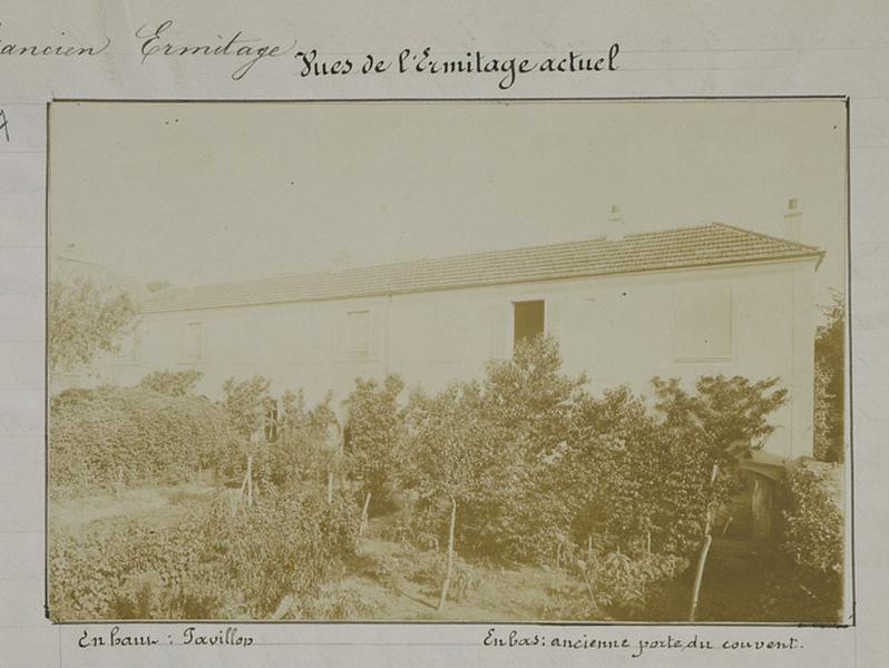 Vue du bâtiment principal de l'ancien ermitage, photographié en 1899 par l'instituteur Eugène Martin pour illustrer la monographie communale dont il est l'auteur.