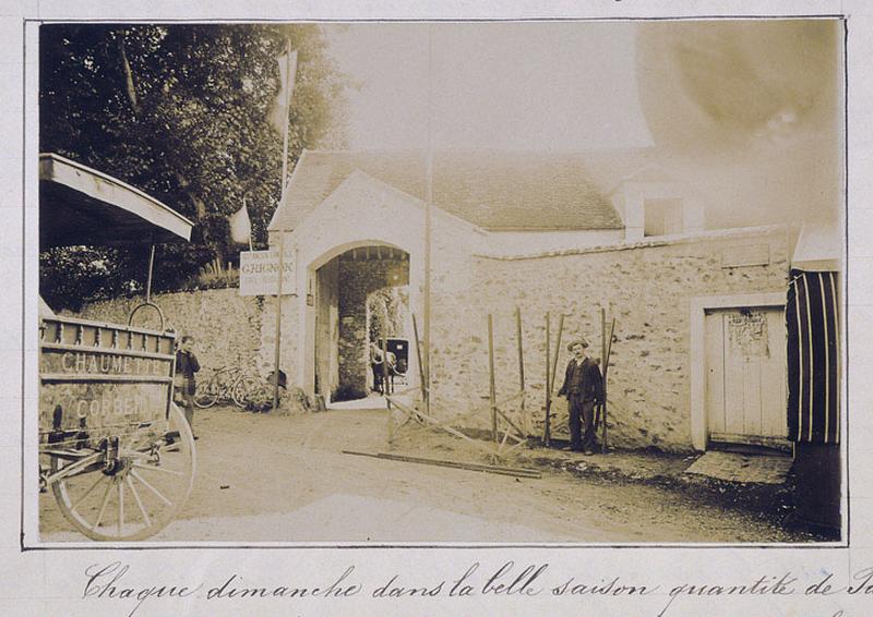 Ancienne porte d'entrée du couvent, photographié en 1899 par l'instituteur Eugène Martin pour illustrer sa monographie communale. Elle donne alors accès au café-restaurant Grignon.