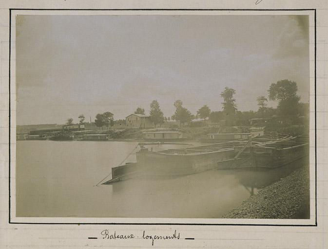 Bateaux logements amarrés sur les bords de la Seine ; photographie extraite de la monographie communale rédigée en 1899 par l'instituteur Anatole Roy.
