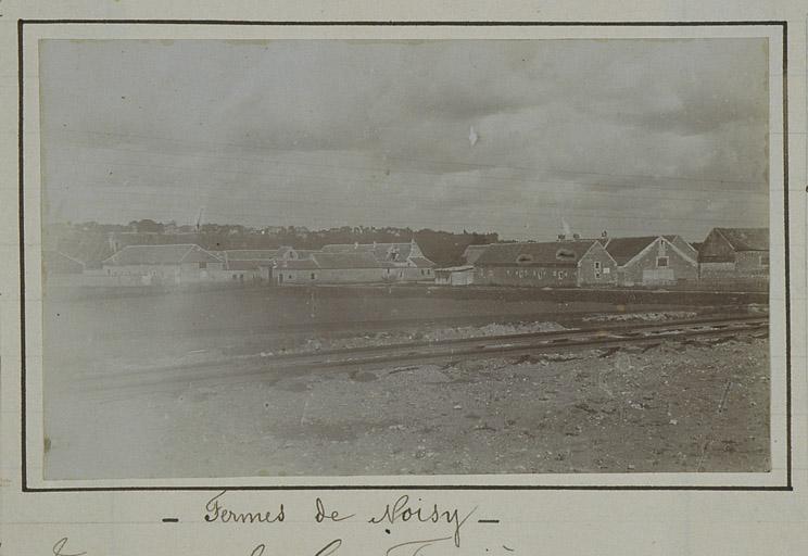 Les fermes de Noisy ; photographie extraite de la monographie communale rédigée en 1899 par l'instituteur Anatole Roy.