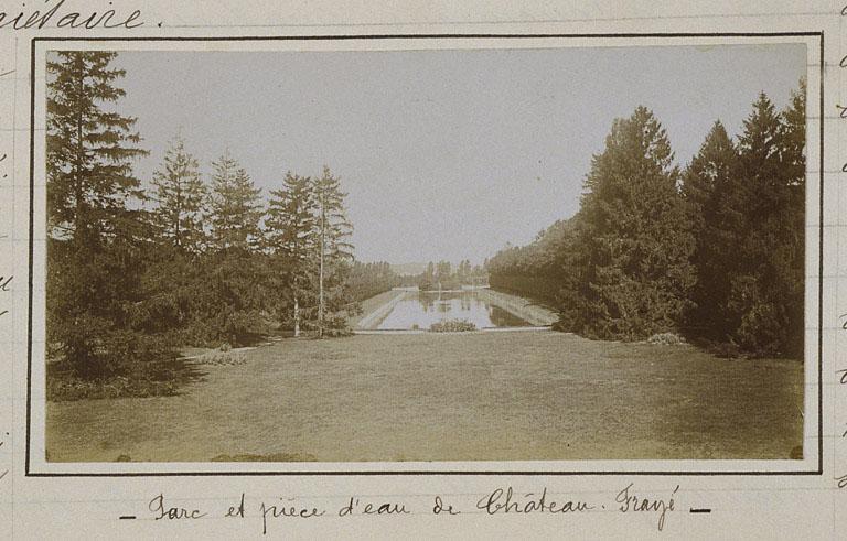 Le parc et la pièce d'eau ; photographie extraite de la monographie communale rédigée en 1899 par l'instituteur Anatole Roy.