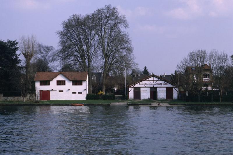 Vue d'ensemble des deux bâtiments de la base nautique prise de la rive de Juvisy.