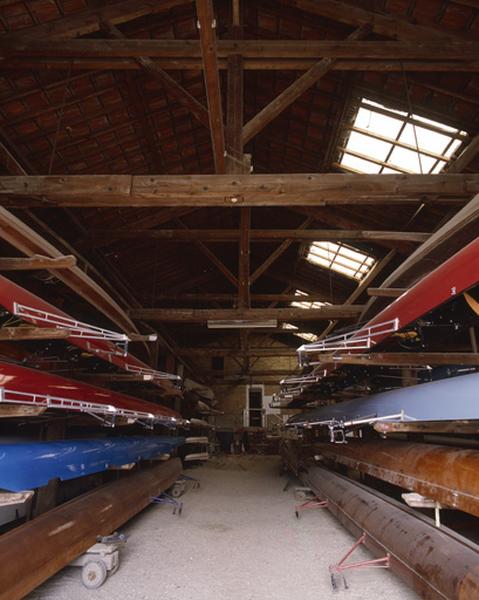 Vue de la travée centrale du second hangar à bateaux.