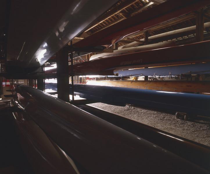 Vue à contre-jour d'une travée intérieure du second hangar à bateaux.