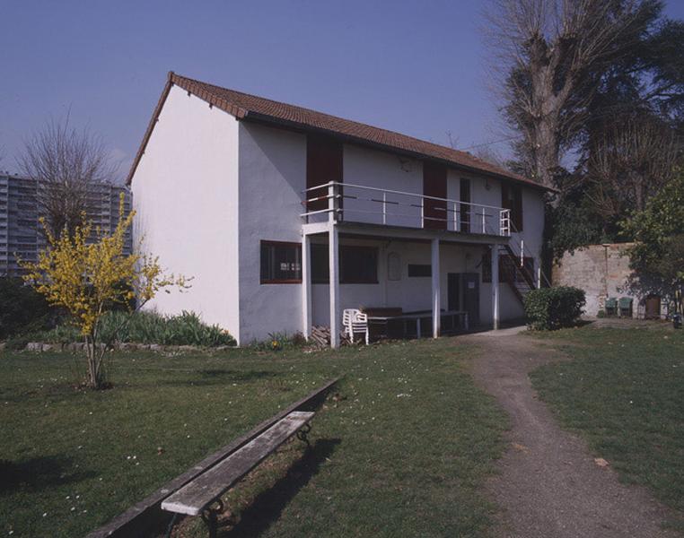 Façade côté jardin du 1er club-house et hangar à bateaux.