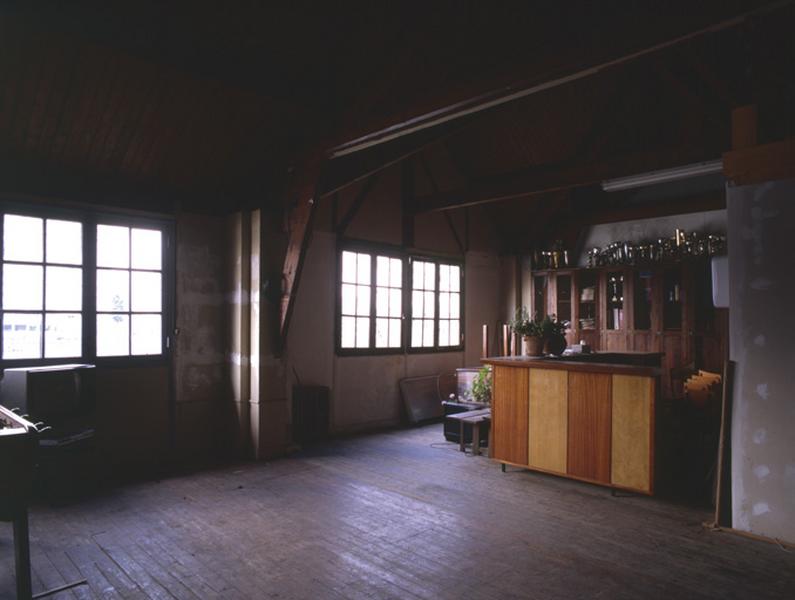 Foyer situé au 1er étage du club-house et hangar à bateaux.