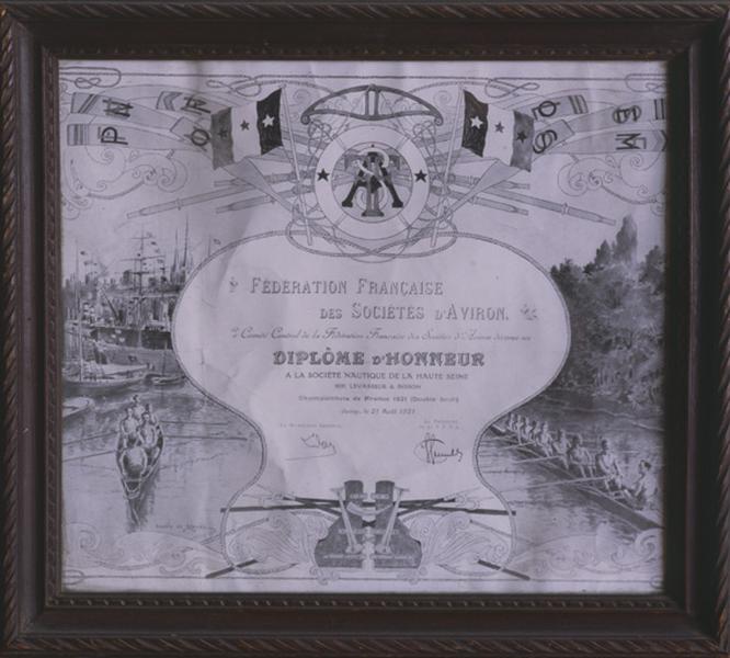 Diplôme décerné par le comité central de la Fédération française des sociétés d'aviron à la SNHS (MM. Levasseur et Bisson) lors des championnats de France de 1921, encadré et exposé dans le club-house.