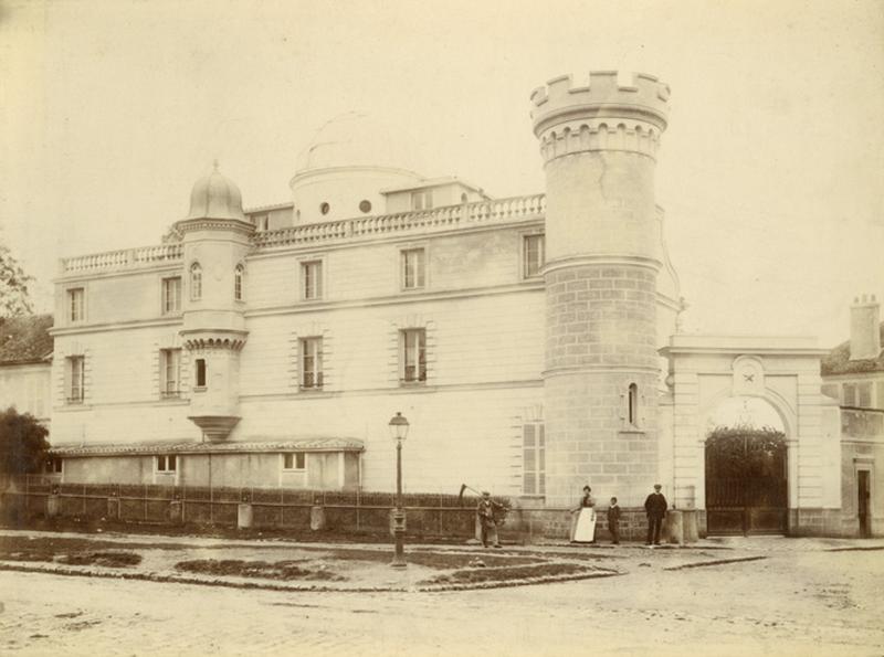 Façade de l'observatoire sur la R.N.7 vers 1900. Photographie anaonyme.