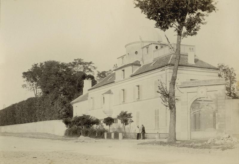 Façade de l'observatoire sur la R.N.7 : photographie anonyme prise entre 1890 et 1896.