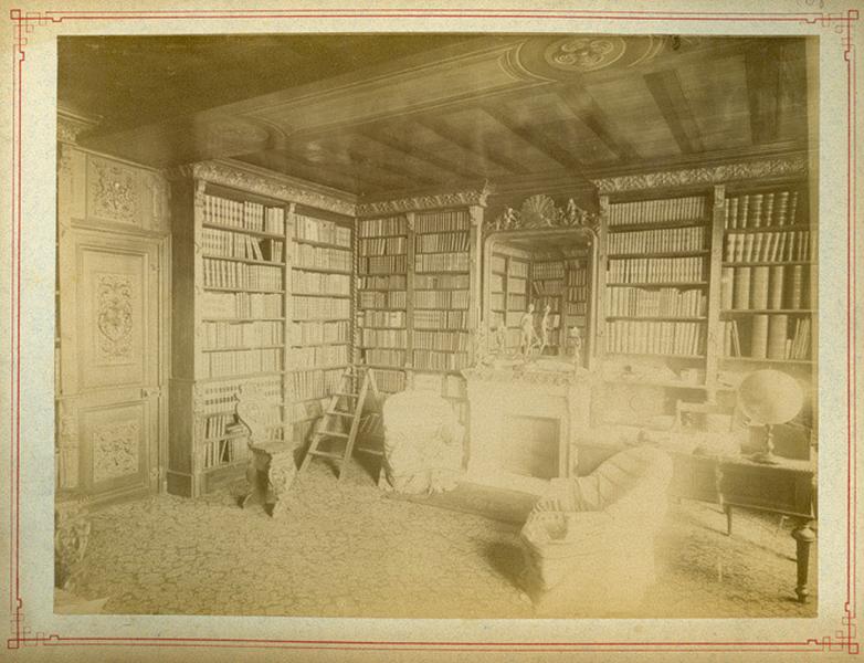 Bibliothèque de Camille Flammarion photographie anonyme prise vers 1900.