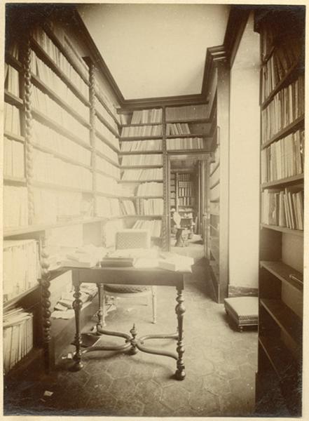 Bibliothèque de Camille Flammarion : photographie anonyme prise vers 1900.