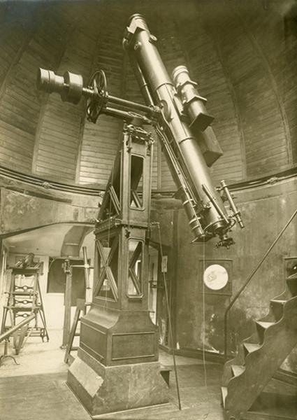 Vue intérieure de la coupole de l'observatoire, avec la grande lunette astronomique. Photographie anonyme, vers 1900.