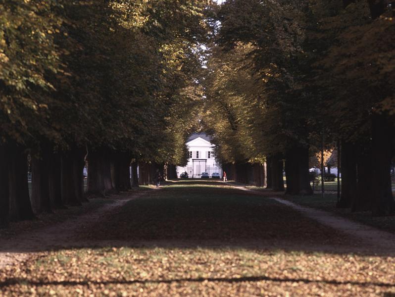 Le château fermant la perspective de l'allée des Tilleuls.